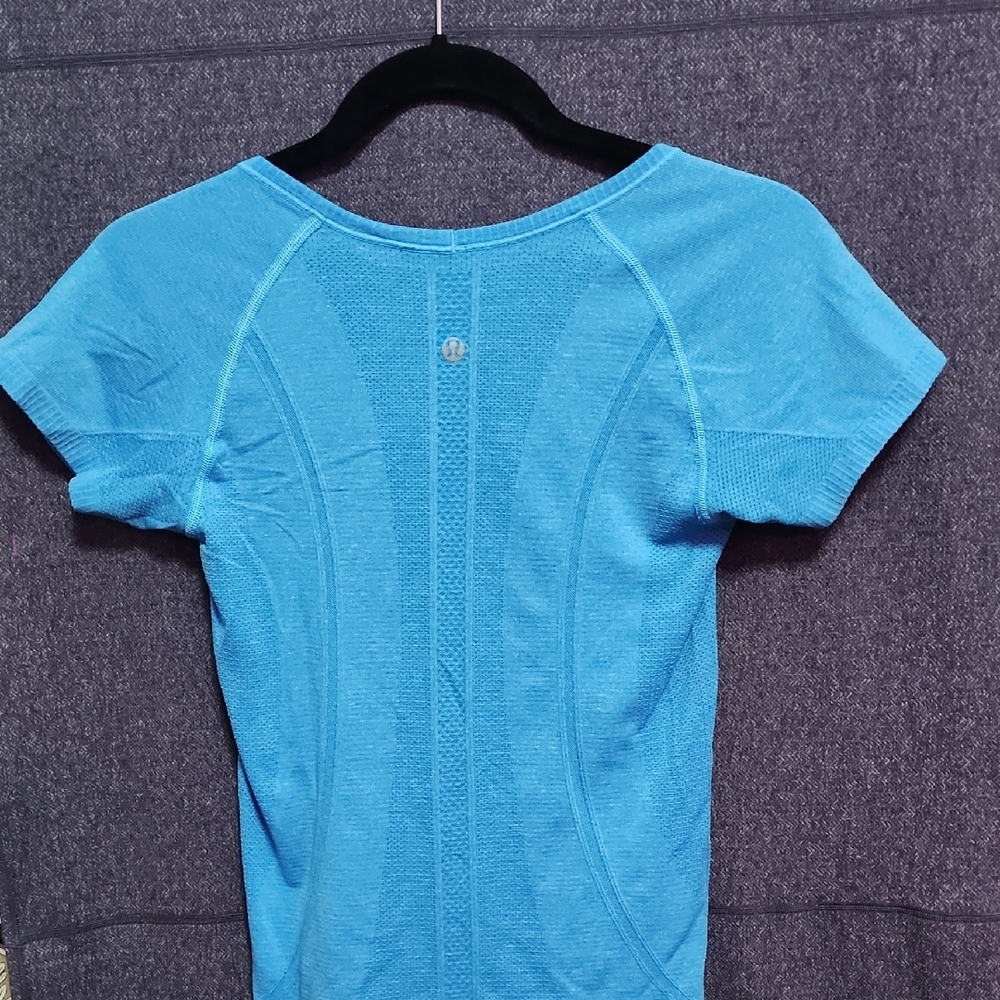 Lululemon Size 4 Sky Blue V-Neck Short Sleeve Tee - Picture 4 of 4